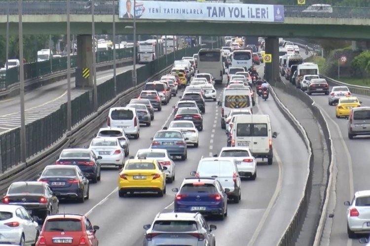 İstanbul'da tatil d&ouml;n&uuml;ş&uuml; sonrası haftanın ilk iş g&uuml;n&uuml;nde trafik yoğunlaştı