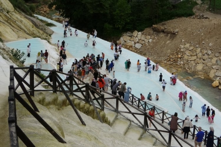 Giresun'da 'g&ouml;ksu travertenleri' renkli g&ouml;r&uuml;nt&uuml;s&uuml;yle ziyaret&ccedil;i akınına uğradı