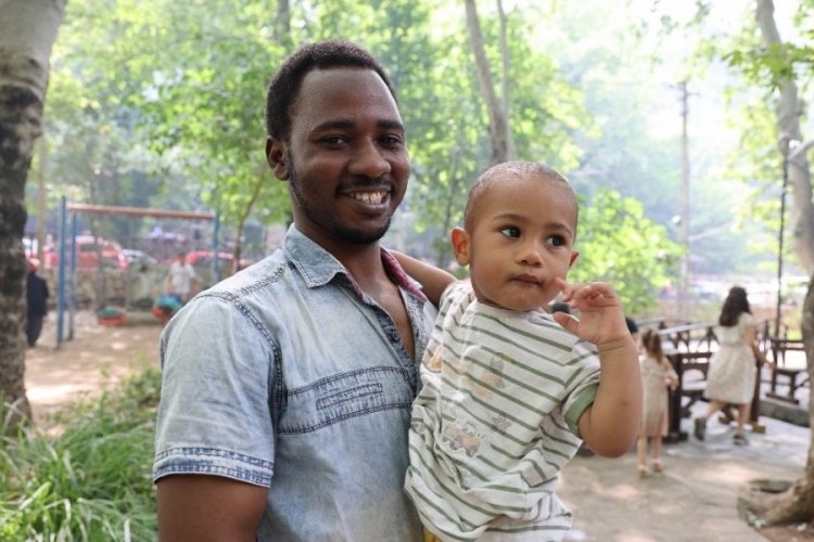 Adana sıcaklarına Afrikalı vatandaş hayret etti
