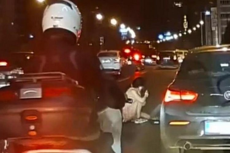 Teşhircilik yapan korsan taksici kadın yolcuyu ara&ccedil;tan attı