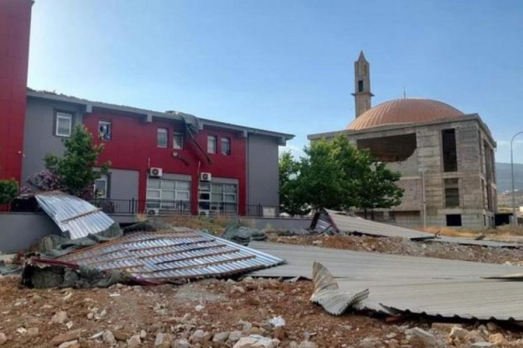 Gaziantep'i şiddetli r&uuml;zgar... Binaların &ccedil;atısı u&ccedil;tu