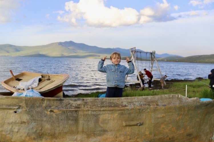 Ağrı'da eşsiz g&uuml;zelliğiyle! Balık G&ouml;l turist akınına uğradı