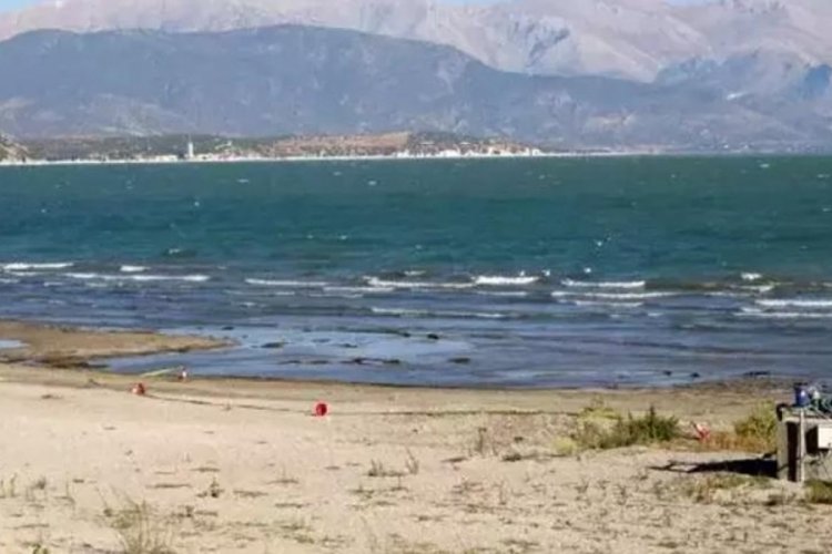 Eğirdir G&ouml;l&uuml;'nde panik! 4'&uuml;nc&uuml; kez el bombaları bulundu