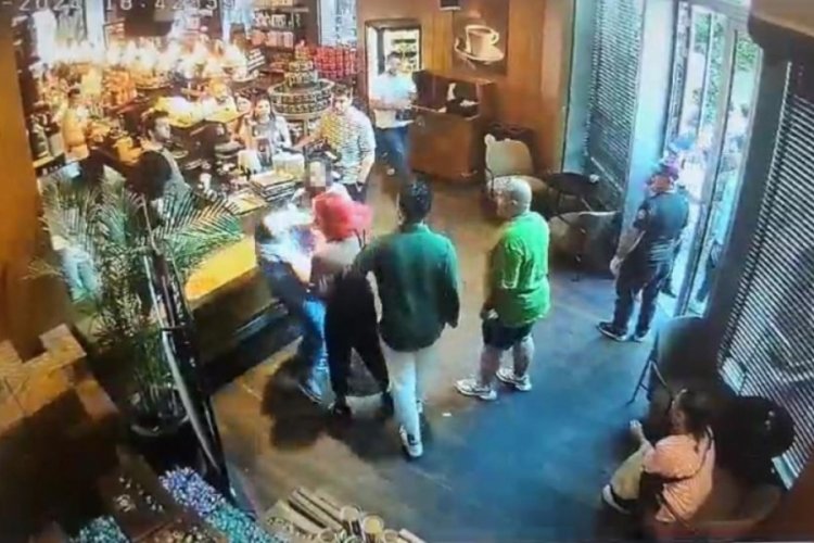 İstanbul'da AVM'de saldırı kamerada: Baş&ouml;rt&uuml;s&uuml;n&uuml; a&ccedil;ıp k&uuml;f&uuml;r etti