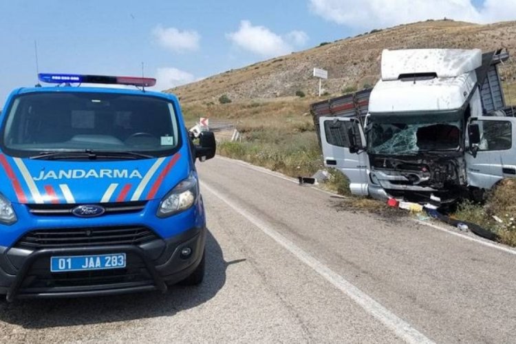 Adana'da tırla kamyonet &ccedil;arpıştı: 3 kişi &ouml;ld&uuml;, 2 kişi yaralandı