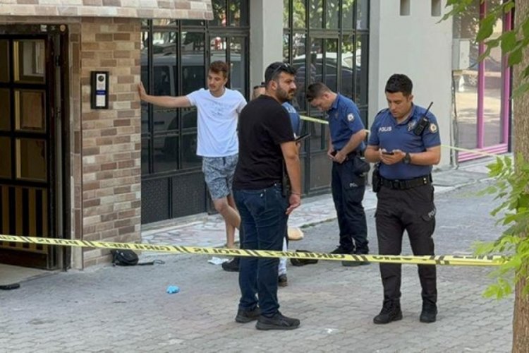 Apartman girişinde &ouml;n&uuml;n&uuml; kesip &ouml;ld&uuml;rd&uuml;!