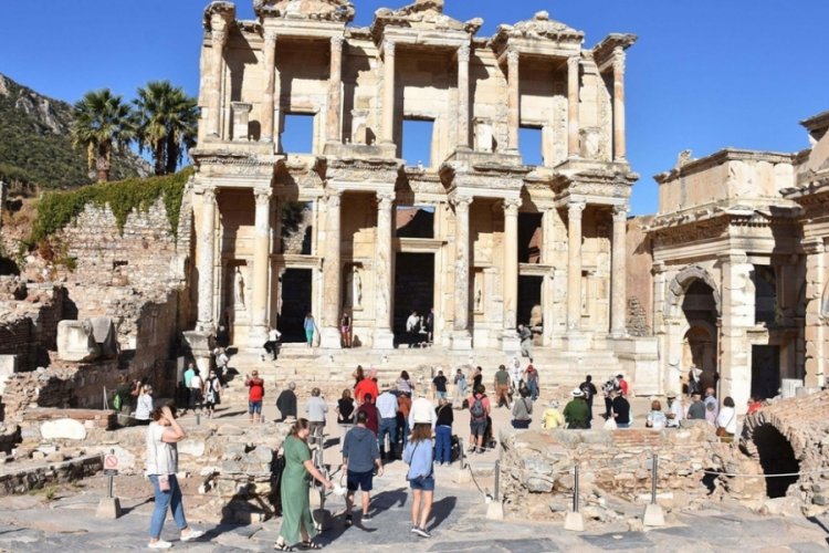 Efes Antik Kenti bayramda 129 bin ziyaretçiyi ağırladı 