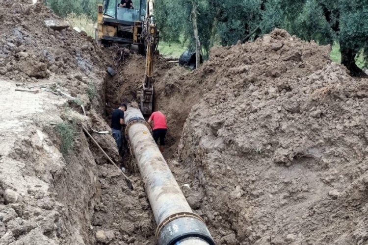 Bursa'da boruların patlaması, &ccedil;ift&ccedil;iyi susuz bıraktı