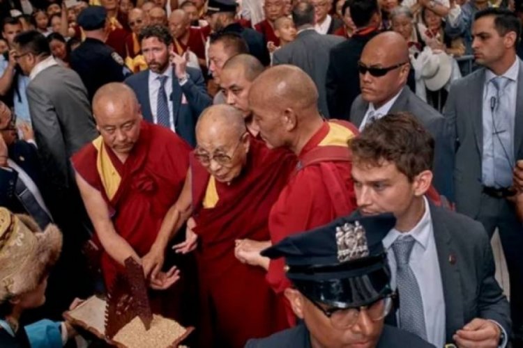 Dalai Lama, tedavi görmek için özel jetiyle ABD'ye gitti