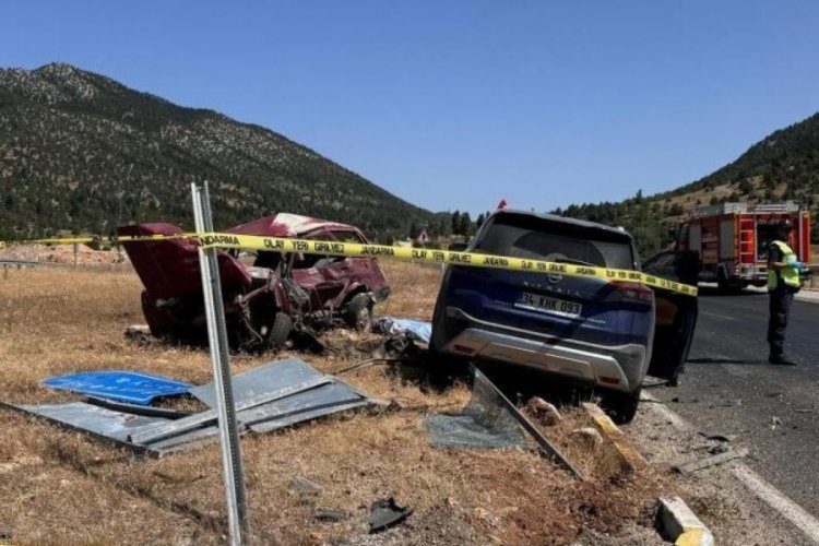 Konya'da feci kaza! Otomobil ile cip &ccedil;arpıştı: 2 &ouml;l&uuml;, 2 yaralı