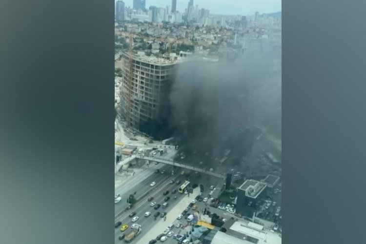 İstanbul Ataşehir'de inşaattaki malzemeler alev aldı