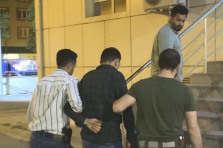 Sahte gazeteci &uuml;zerinde telsiz ve kurusıkı tabanca ile yakalandı