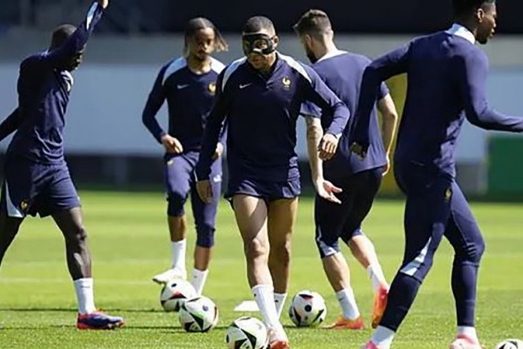 Kylian Mbappe maskesini değiştirdi