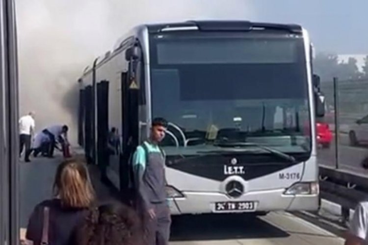 Metrob&uuml;ste yangın paniği! Ekipler sevk edildi
