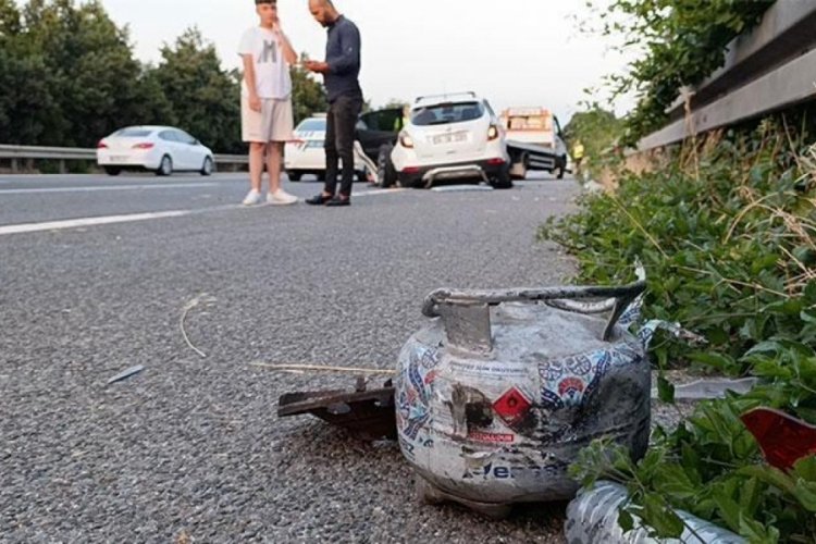 Otoyola d&uuml;şen piknik t&uuml;p&uuml; kazaya neden oldu; 1 &ouml;l&uuml;, 3 yaralı