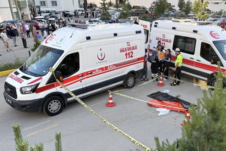 5 yaşındaki &ccedil;ocuğun &uuml;zerinden ge&ccedil;ti: Saniye saniye kamerada