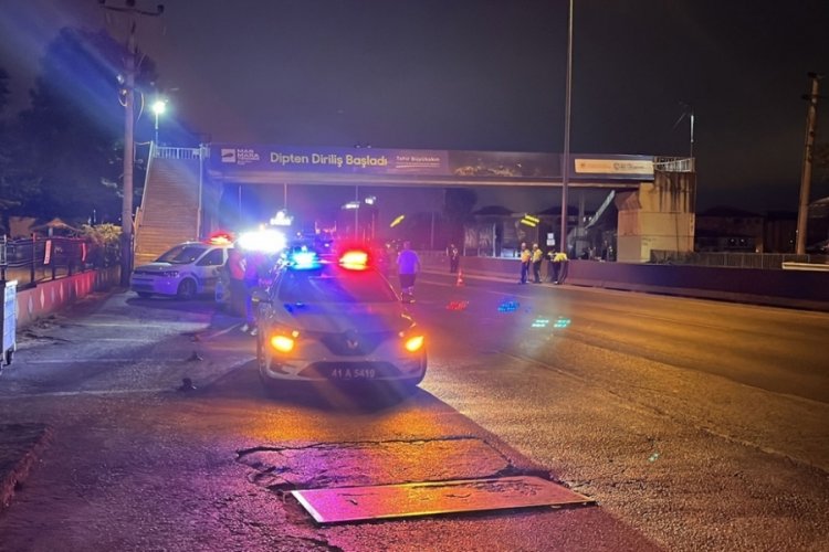 Kocaeli'de &uuml;st ge&ccedil;itten aracın &uuml;st&uuml;ne d&uuml;şt&uuml;! Hayatını kaybetti