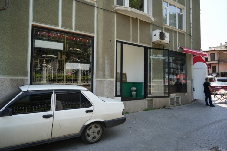 Bursa'da vitrinde mezarlığı g&ouml;renler d&ouml;n&uuml;p bir daha bakıyor