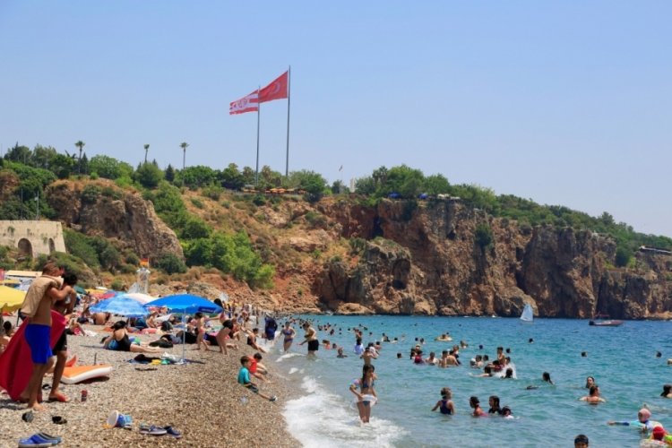 Antalya'da bayram tatil kaosu bitti! Plajlar turistlere kaldı