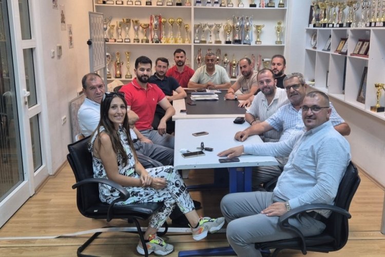 Gemlik Belediyespor Kul&uuml;b&uuml; yeni y&ouml;netimi ilk toplantısını yaptı