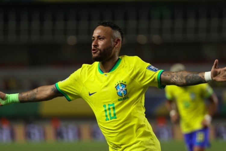 Neymar birlikte forma giydiği 'en &ccedil;irkin futbolcu'yu a&ccedil;ıkladı!