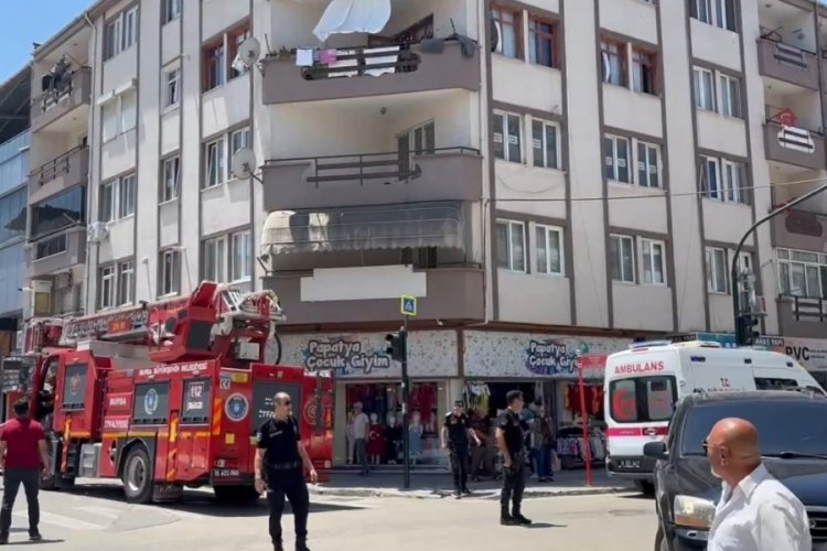 Bursa'da kardeşini bı&ccedil;aklayıp, kendini kilitlediği balkonda intihara kalkıştı