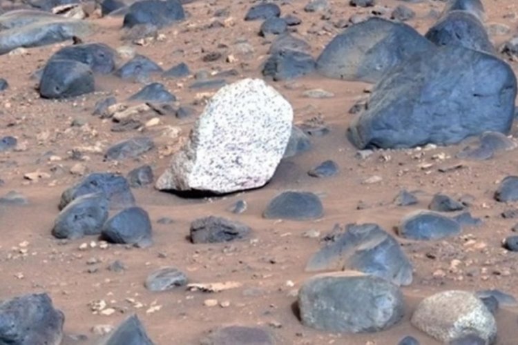 Mars'ta gizemli beyaz taş bulundu: Bilim insanları anlamaya çalışıyor