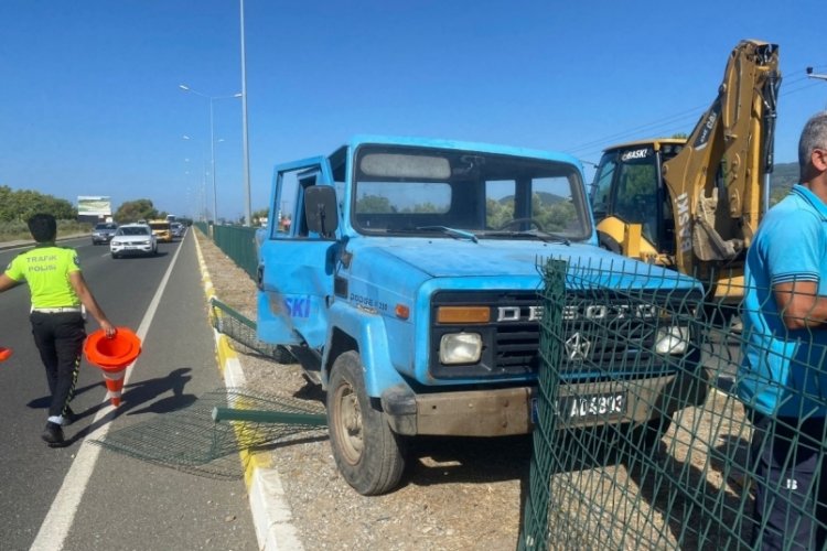 Balıkesir'de devrilen kamyonetteki 3 kişiden 1'i &ouml;ld&uuml;! 2 yaralı