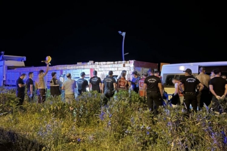 Rize'de tuğla taşıyan TIR'ın i&ccedil;inden d&uuml;zensiz g&ouml;&ccedil;menler &ccedil;ıktı