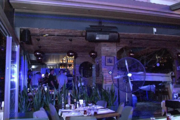 Restoranın asma tavanı &ccedil;&ouml;kt&uuml;!