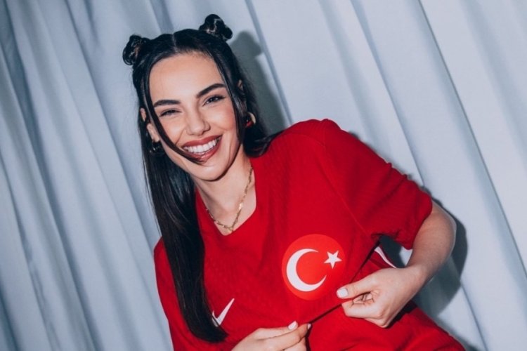 Oyuncu Yağmur Tanrısevsin'in davet tarzı! Elbisesine yorum yağdı