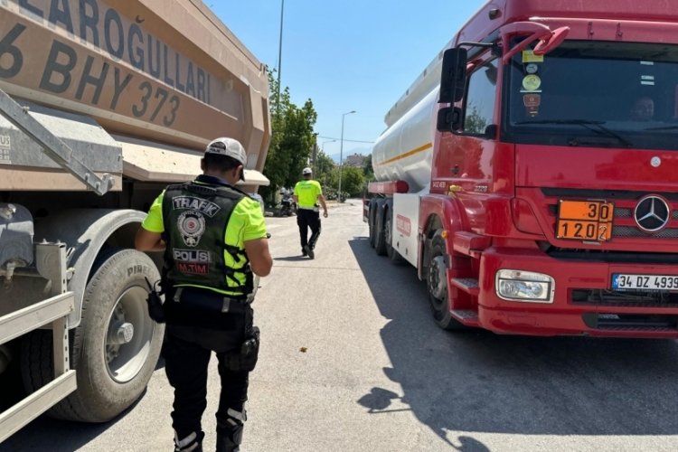Bursa'da hafriyat kamyon ve tırları polisten ka&ccedil;amadı