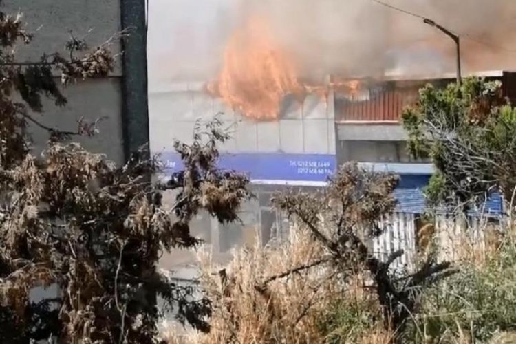 İstanbul Sultangazi'de oto sanayi sitesindeki yangına m&uuml;dahale ediliyor