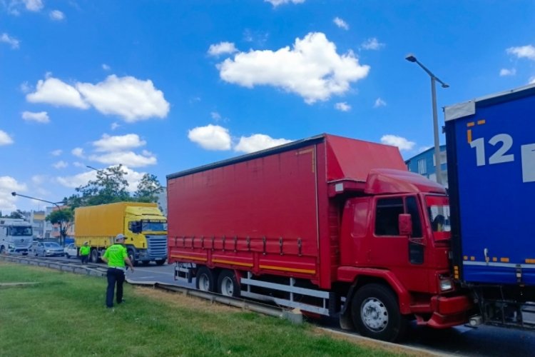 Bursa'da kamyon &ouml;n&uuml;nde yavaşlayan tıra &ccedil;arptı