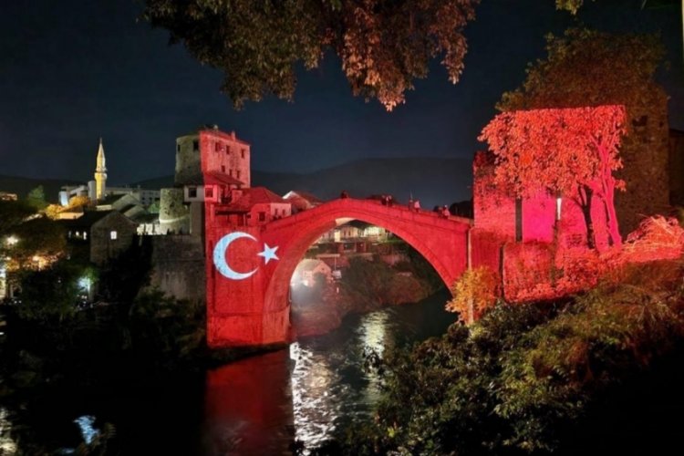 Mostar Köprüsü'ne Türk bayrağı yansıtıldı - Dünyadan Haberler ...