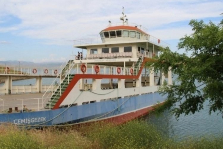 Elazığ'da şiddetli r&uuml;zgar feribot seferlerini fel&ccedil; etti