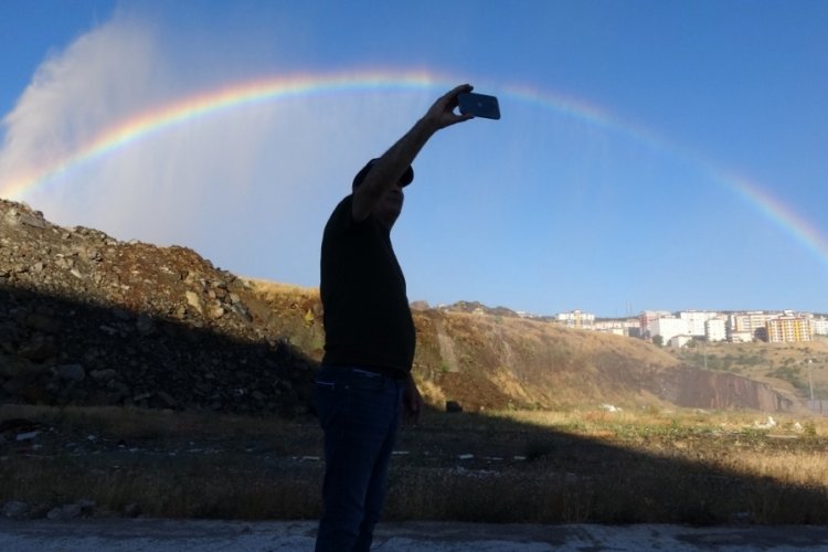 Yozgat'ta su boru hattı patladı! Ortaya g&ouml;kkuşağı &ccedil;ıkınca vatandaş fotoğraf &ccedil;ekimi yaptı