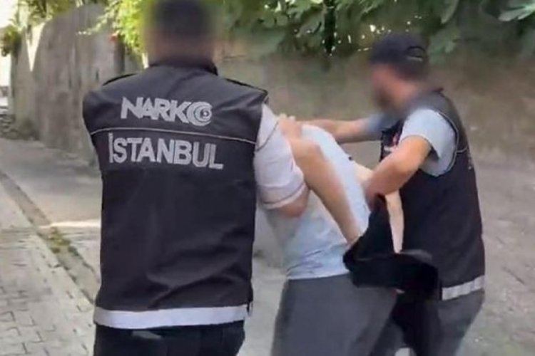 İstanbul'da metrob&uuml;s durağında uyuşturucuya g&ouml;zaltı