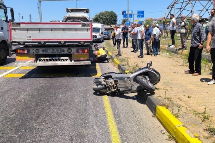 Motosiklet s&uuml;r&uuml;c&uuml;s&uuml; tırın altına girdi!