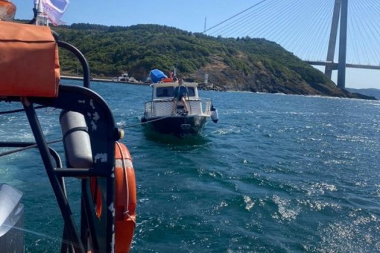 İstanbul'da boğazda sürüklenen tekne limana yanaştırıldı