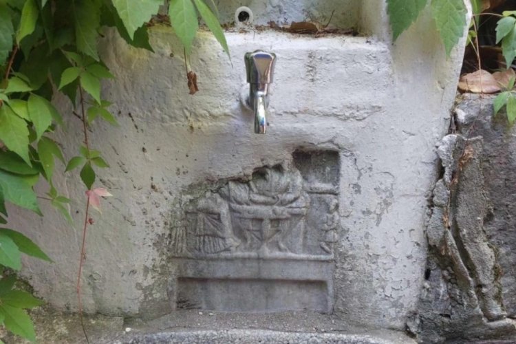 Bursa'da Roma Dönemi'nden kalan mezar kabartmasına musluk takıldı!