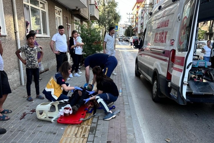 Bursa'da motosiklet ile kapıya çarpan küçük yaştaki sürücü yaralandı&nbsp;