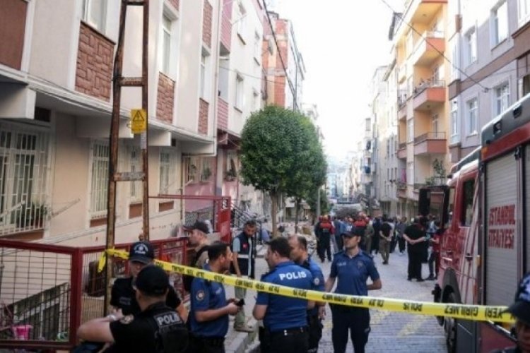 Bah&ccedil;elievler'de &ccedil;&ouml;ken binanın &ccedil;evresi tahliye edildi