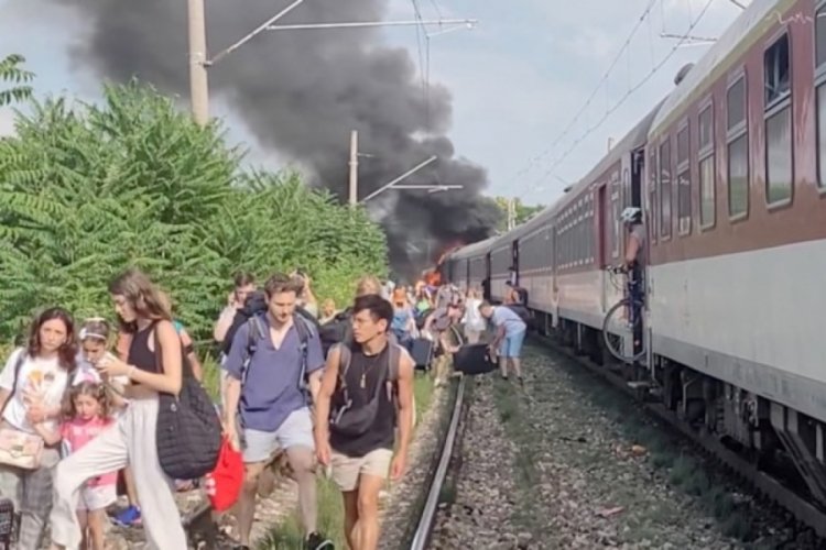 Slovakya'da otobüs ile tren çarpıştı: Çok sayıda ölü ve yaralı var