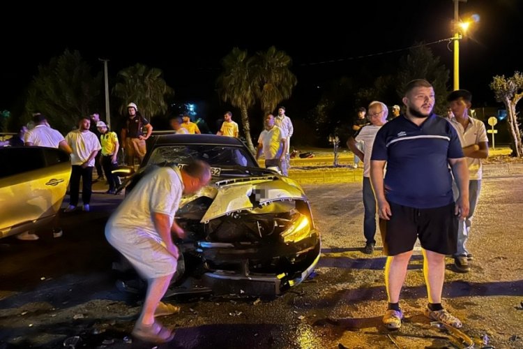 Bursa'da iki otomobil kafa kafaya &ccedil;arpıştı: 3 yaralı
