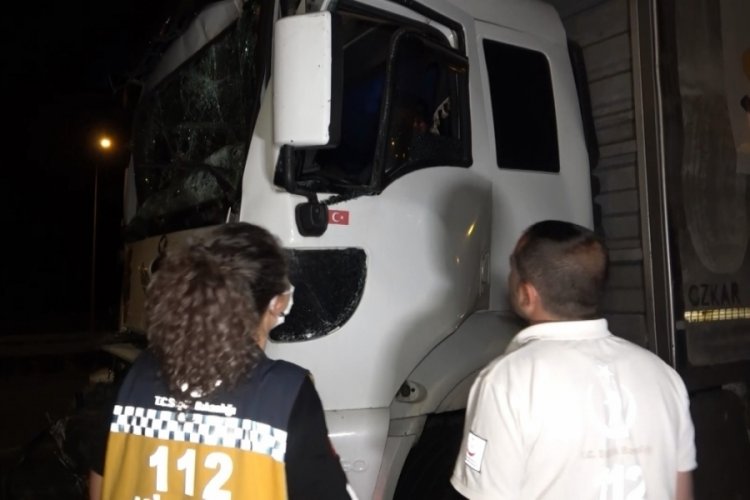 Bursa'da tıra çarpan kamyonetin sürücüsü şoför koltuğunda sıkıştı! İtfaiye kurtardı