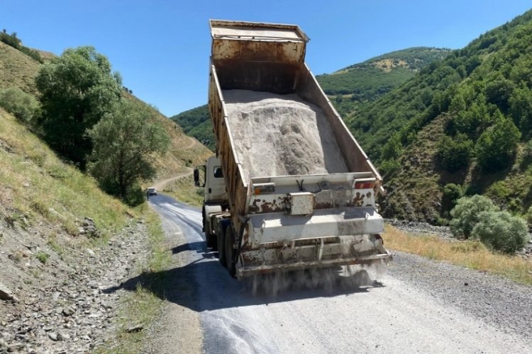 Muş'ta kavurucu sıcak! Asfaltı eritti