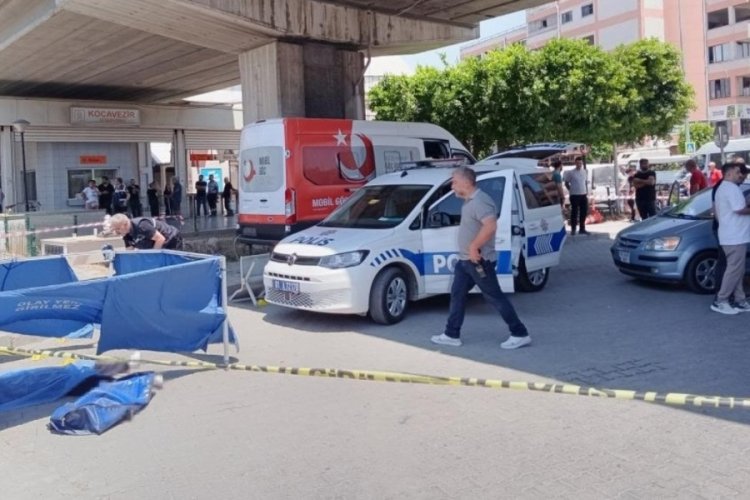 Adana'da trafik ışıklarında silahlı saldırı: 1 &ouml;l&uuml;