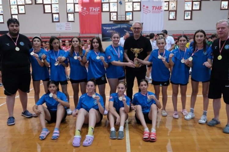 Bursa Büyükşehir Belediyesi Minikler hentbol şampiyonu