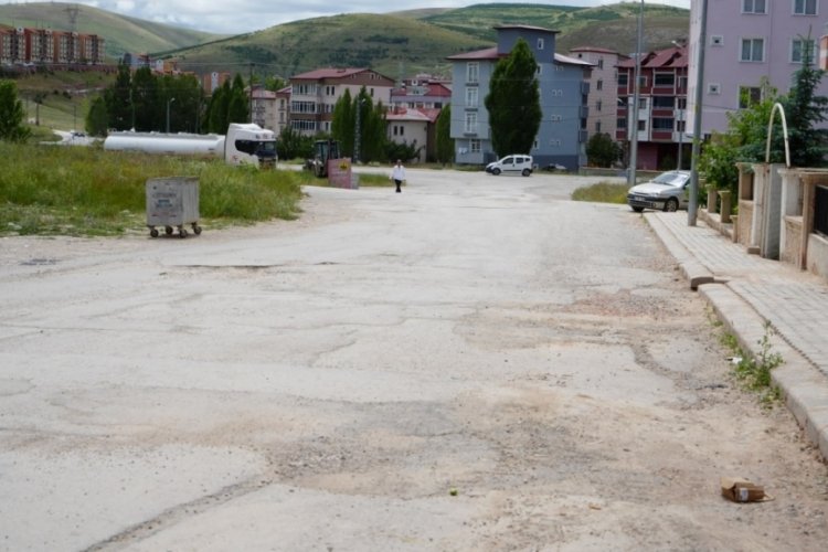 Bayburt'ta vatandaş tepkili! Asfalt k&ouml;stebek yuvasına d&ouml;nd&uuml;